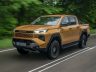 Toyota Hilux Hybrid 48 V Invincible su strada