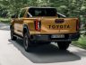 Toyota Hilux Hybrid 48 V Invincible su strada