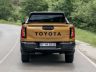 Toyota Hilux Hybrid 48 V Invincible su strada