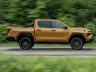 Toyota Hilux Hybrid 48 V Invincible su strada