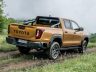 Toyota Hilux Hybrid 48 V Invincible in azione sullo sterrato