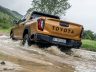 Toyota Hilux Hybrid 48 V Invincible in un guado