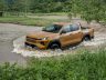 Toyota Hilux Hybrid 48 V Invincible in un guado