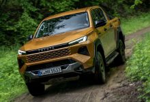 Toyota Hilux Hybrid 48 V Invincible in azione sullo sterrato