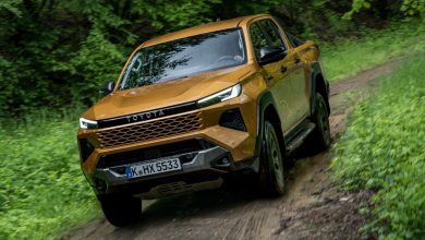 Toyota Hilux Hybrid 48 V Invincible in azione sullo sterrato