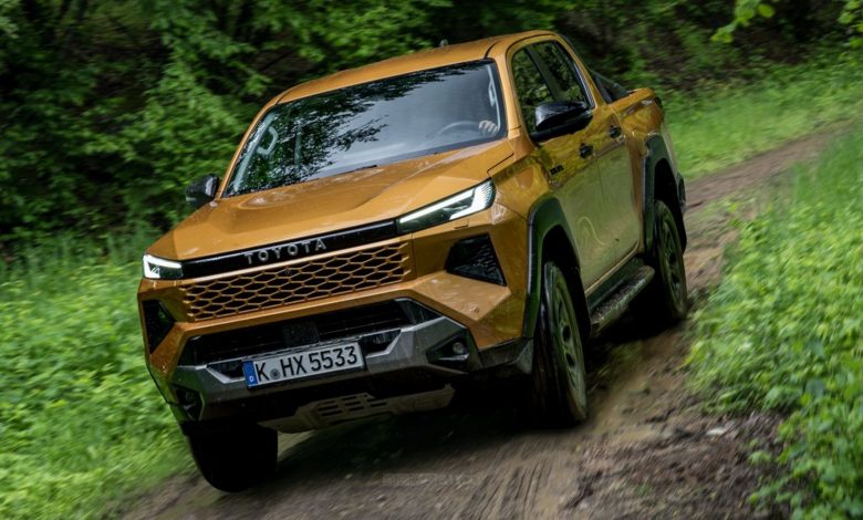 Toyota Hilux Hybrid 48 V Invincible in azione sullo sterrato