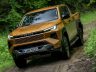 Toyota Hilux Hybrid 48 V Invincible in azione sullo sterrato
