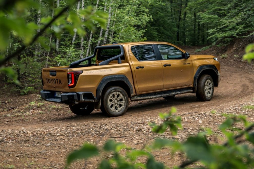 Toyota Hilux Hybrid 48 V Invincible in azione sullo sterrato