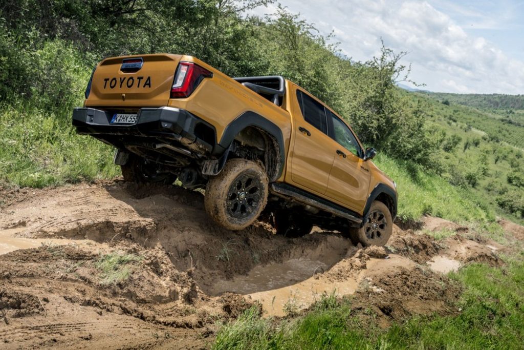 Toyota Hilux Hybrid 48 V Invincible impegnata in un twist