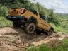 Toyota Hilux Hybrid 48 V Invincible impegnata in un twist