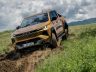 Toyota Hilux Hybrid 48 V Invincible impegnata in un twist