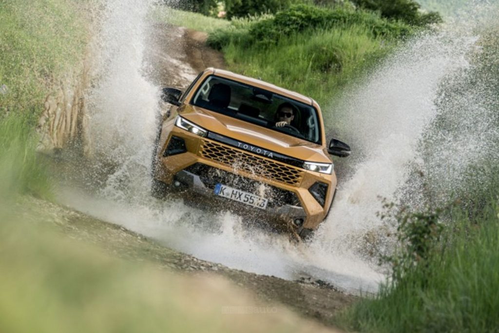 Toyota Hilux Hybrid 48 V Invincible in un guado