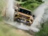 Toyota Hilux Hybrid 48 V Invincible in un guado