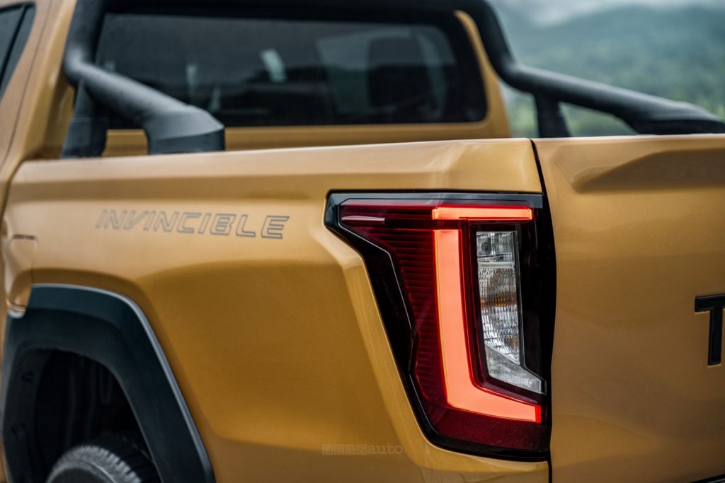 Toyota Hilux Hybrid 48 V Invincible faro posteriore