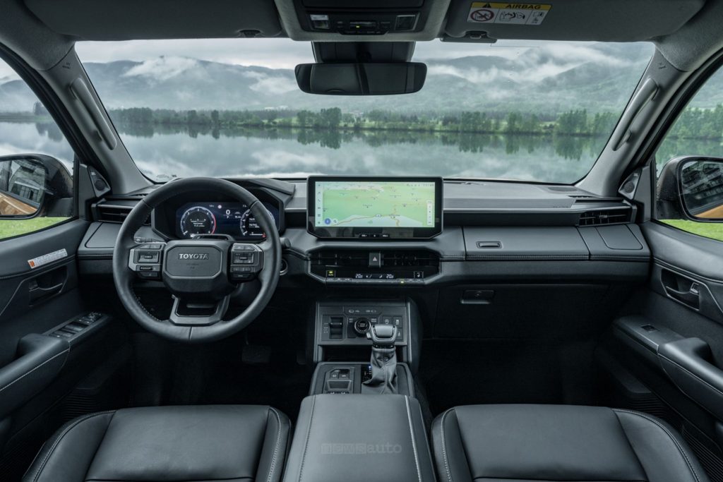 Toyota Hilux Hybrid 48 V Invincible plancia abitacolo