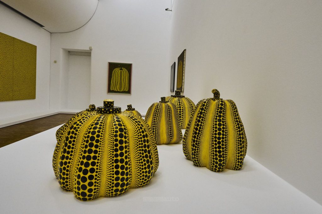 L’opera di Yayoi Kusama al Museum Ludwig di Colonia, in collaborazione con Mazda