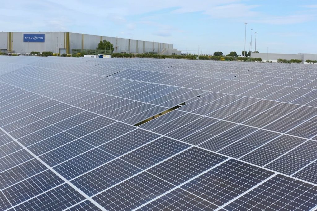 A Saragozza, l'energia è prodotta da un sistema fotovoltaico-eolico