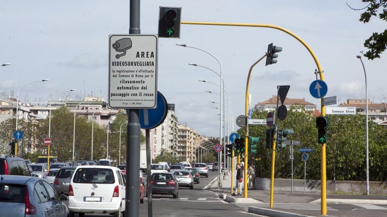 Roma telecamere ai semafori: controlli e multe con il Photored