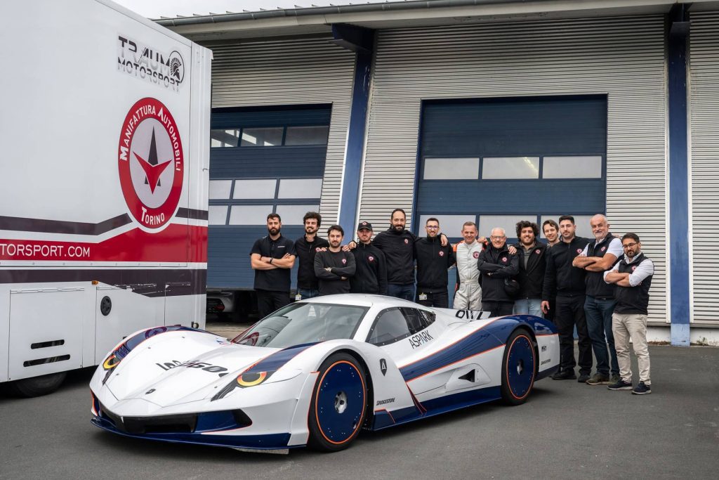 Il team di Manifattura Automobili Torino con Gino Mazzucco, Direttore Tecnico nonché Responsabile dei Programmi dell’azienda e figura di riferimento.