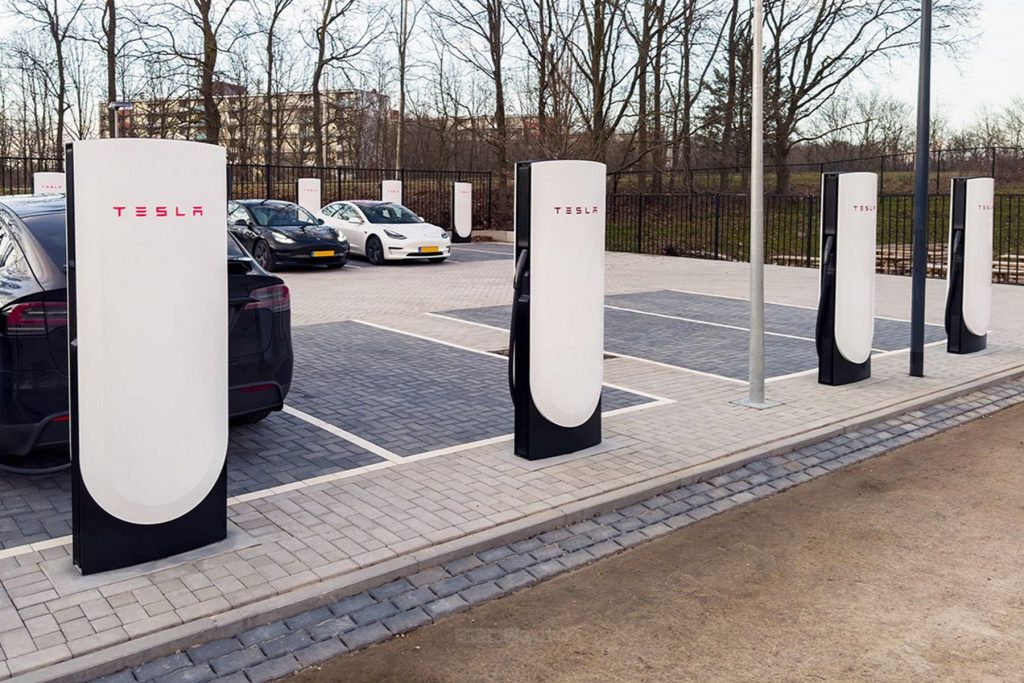 Tesla i Supercharger V4