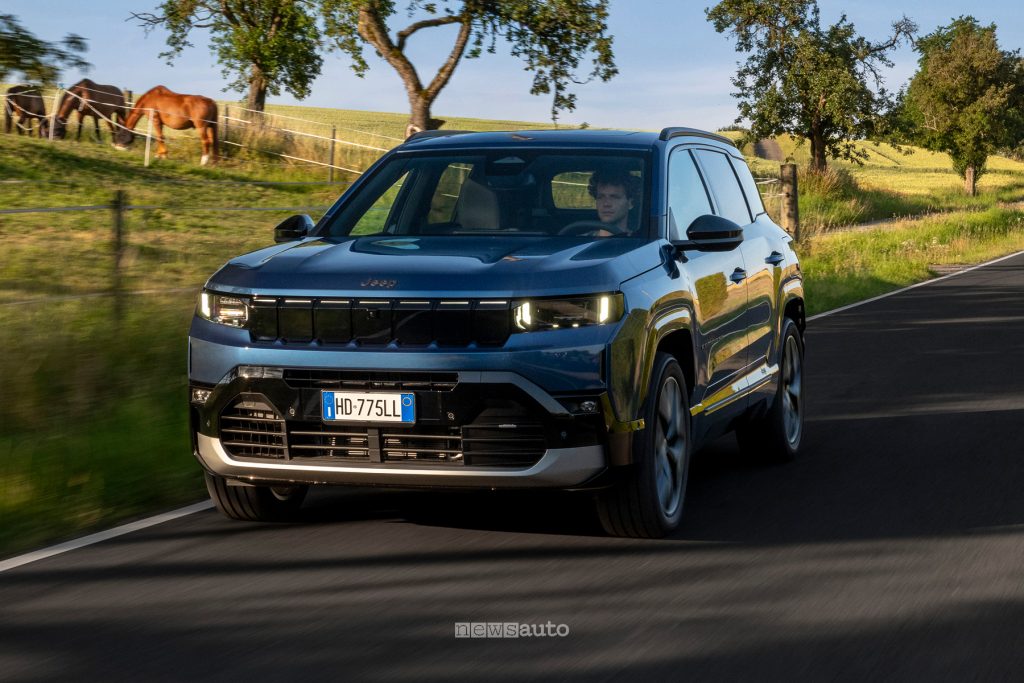 Jeep Compass e-Hybrid Plug-In 2026 vista anteriore in movimento