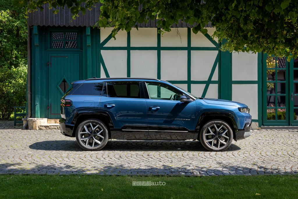 Jeep Compass e-Hybrid Plug-In 2026 vista laterale