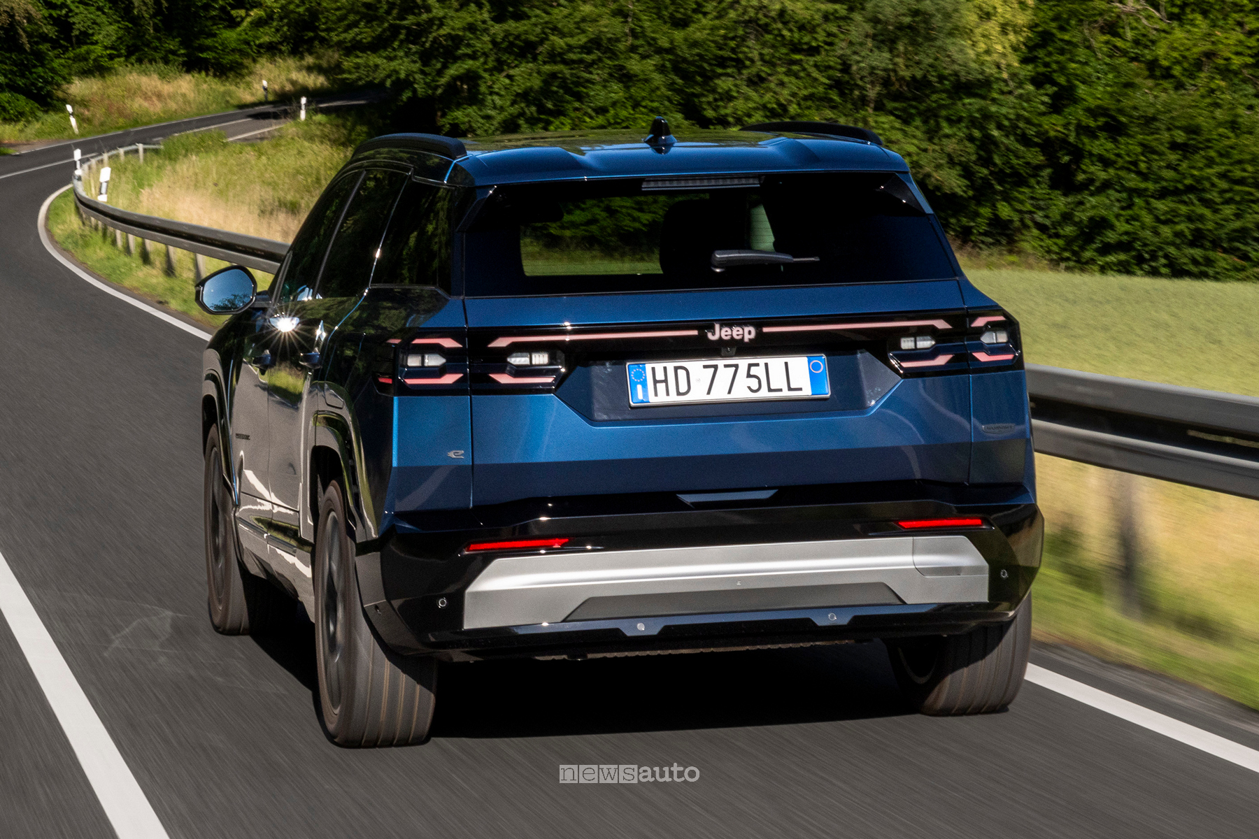Jeep Compass e-Hybrid Plug-In 2026 vista posteriore in movimento