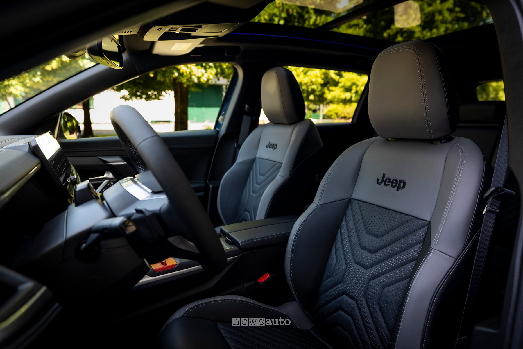 Jeep Compass e-Hybrid Plug-In 2026 sedili anteriori