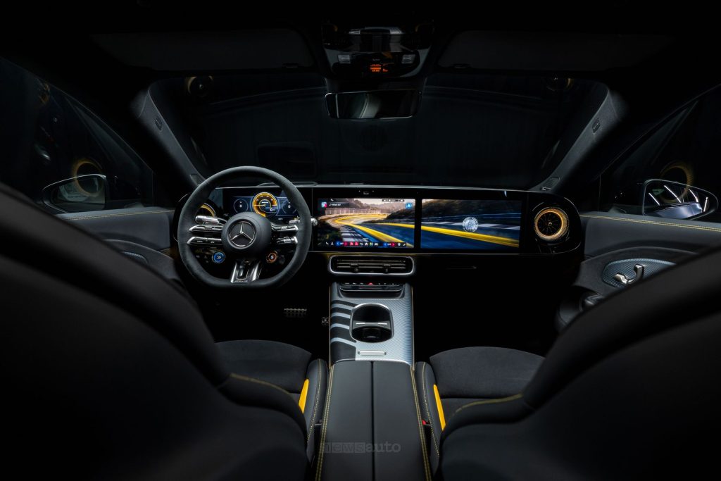 Mercedes-AMG CLA 45 4Matic+ plancia abitacolo
