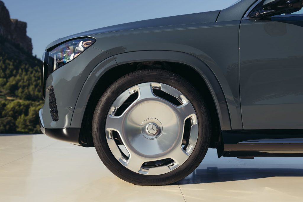 Mercedes-Maybach GLS 680 cerchi da 23"