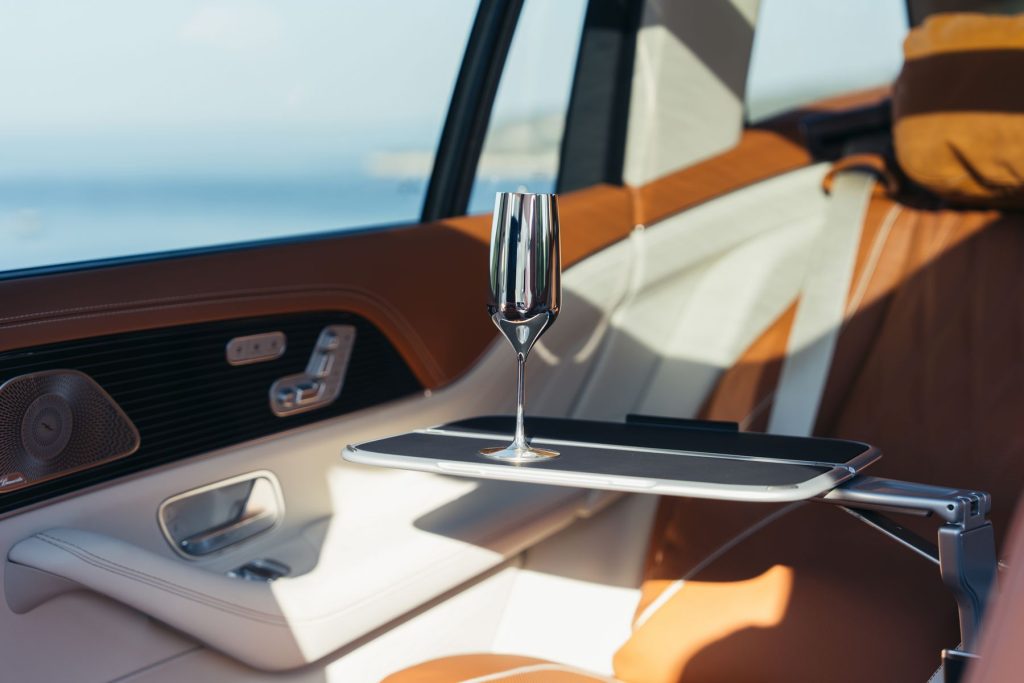 Mercedes-Maybach GLS 680 tavolino ripiegabile