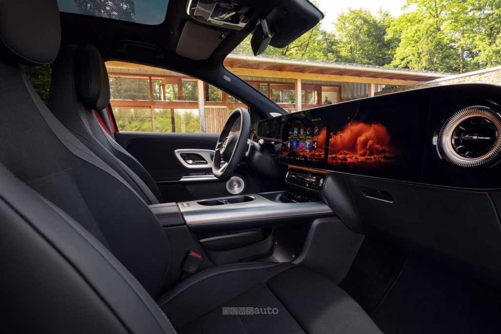 Mercedes-Benz GLA plancia abitacolo display guidatore da 14"