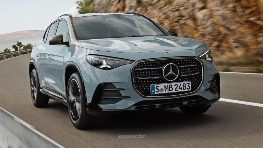 Mercedes-Benz GLA Hybrid su strada