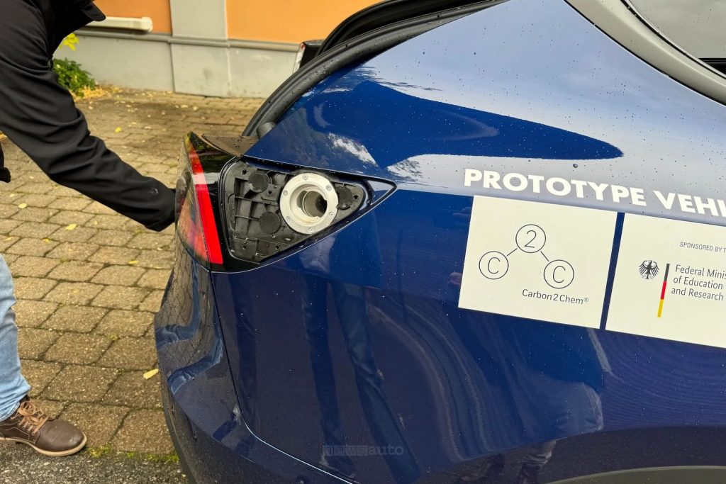 Tesla Model Y HyperHybrid vano per il rifornimento di metanolo