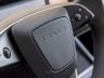 Tesla Model Y Performance comandi al volante