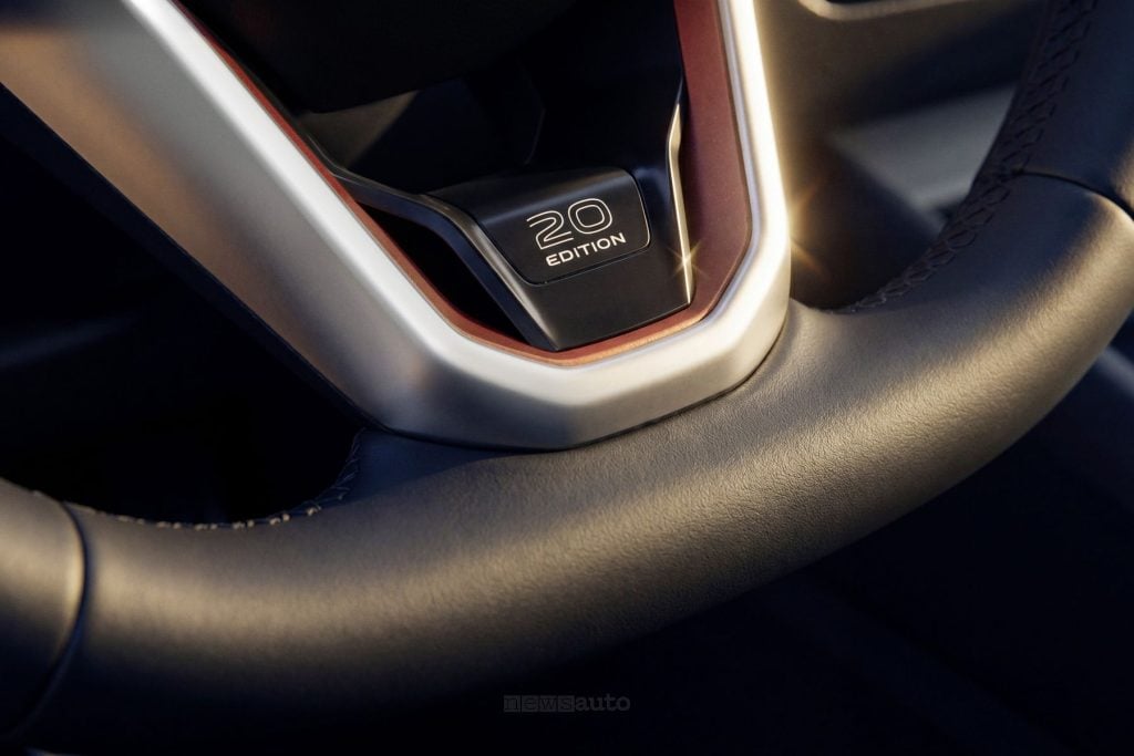 Volkswagen Tiguan logo Edition 20 sul volante