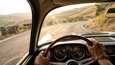 Auto senza ABS: sportiva classica anni Settanta guidata al limite su strada di montagna, mani del pilota sul volante