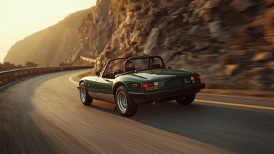 Diventare un guidatore migliore: auto sportiva leggera in curva su strada di montagna, vista laterale al tramonto
