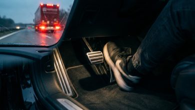 Tempo di reazione alla guida: piede del guidatore che scatta dal gas al freno durante una frenata d'emergenza