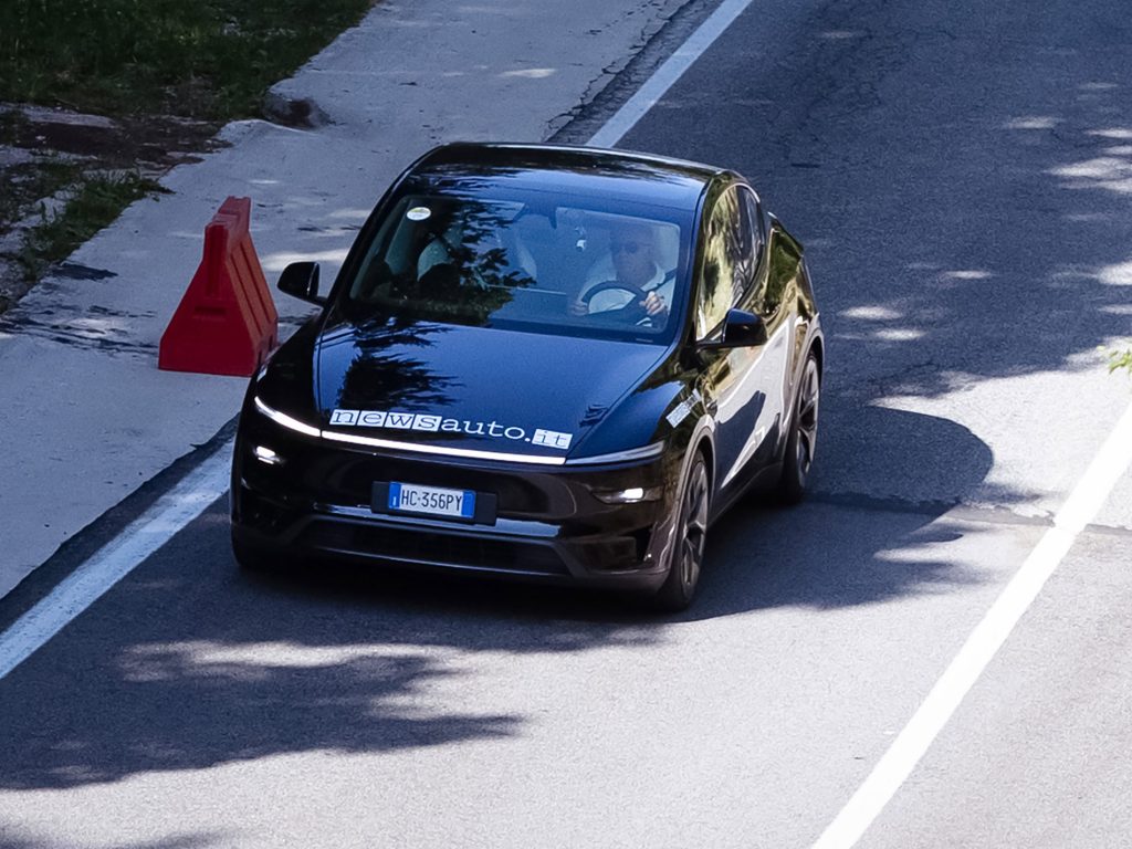 La Tesla Model Y che ha partecipato alle parate pre-gara è salita in 8 minuti.