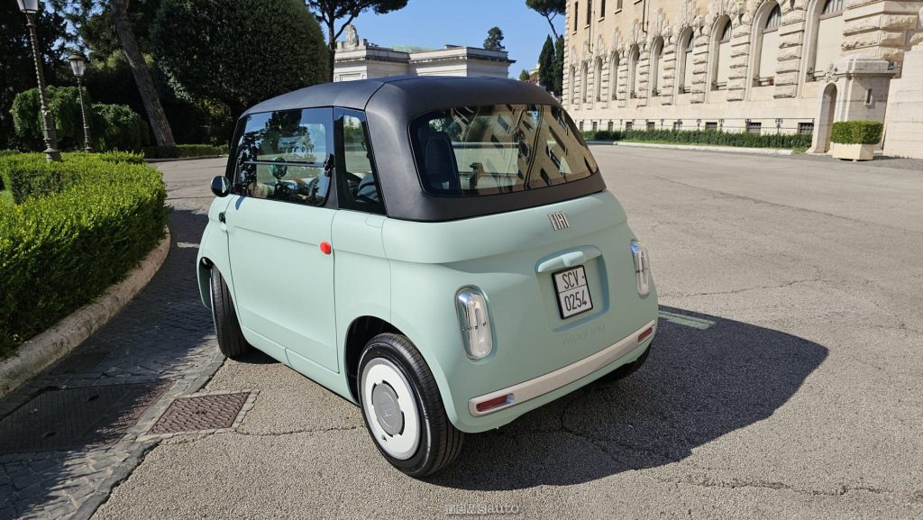 La prima Fiat Topolino consegnata al vaticano con la targa SCV