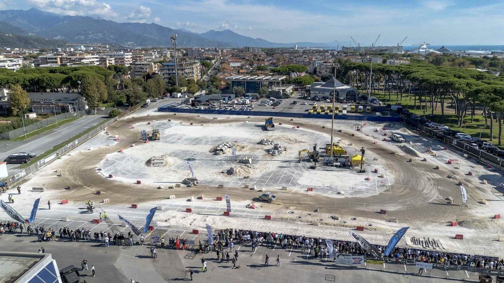L'area esterna con lo show dei fuoristrada al 4x4 Fest di Carrara