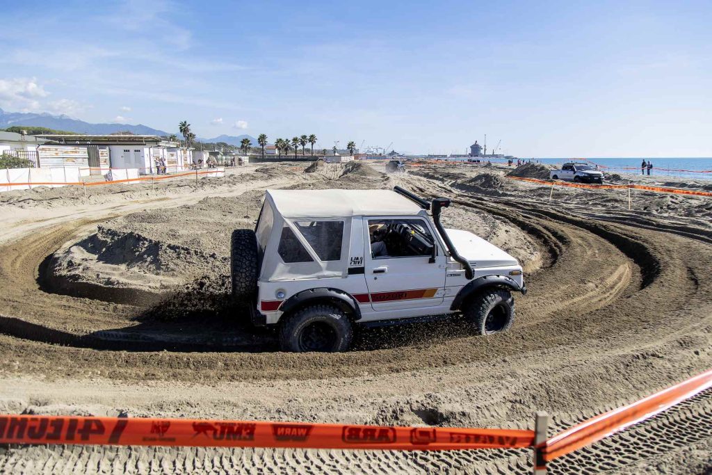 Suzuki Samurai nell'Area esterna, Sand, percorso su sabbia al 4x4 Fest di Carrara