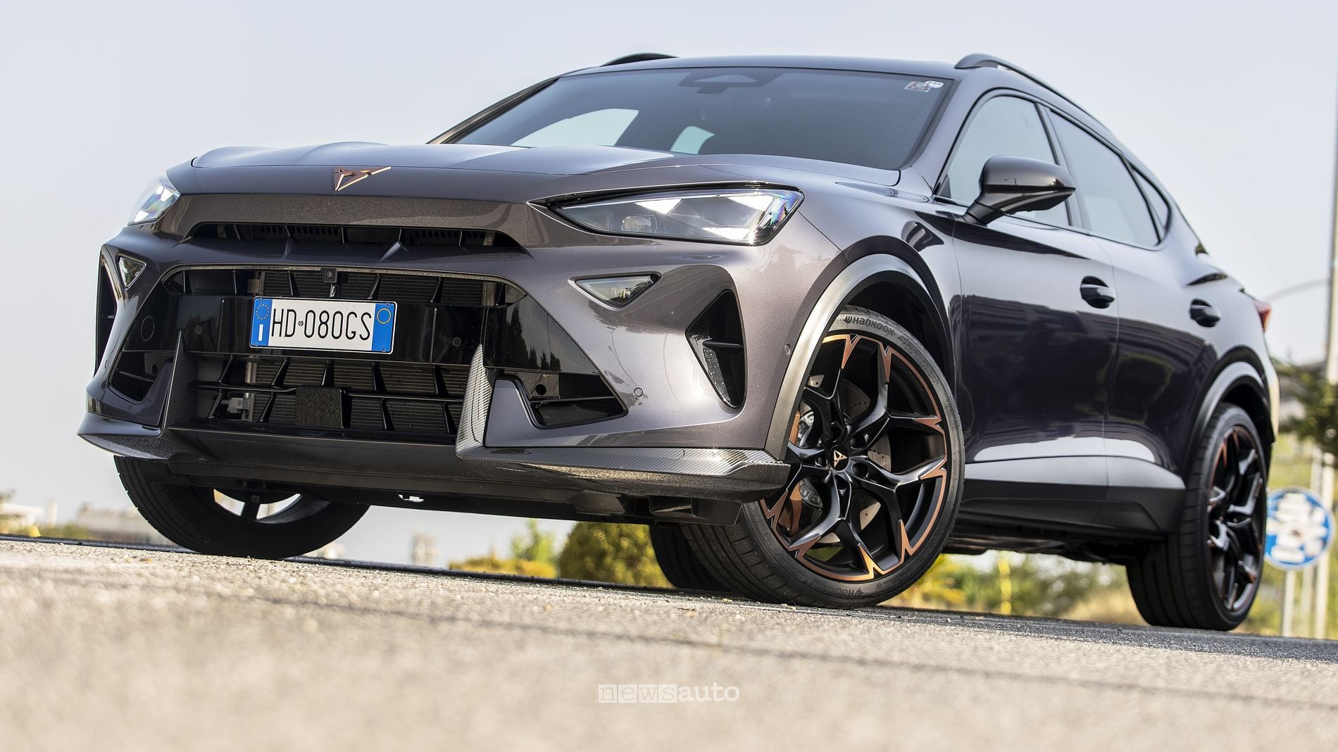 SUV sportivo Cupra Formentor VZ5 con design aggressivo, tecnologia avanzata e motore da 390 CV