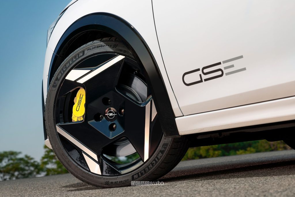 Opel Corsa GSE cerchi da 18", pinze freni