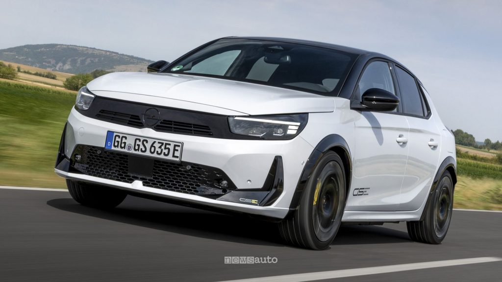 Opel Corsa GSE bianca su strada