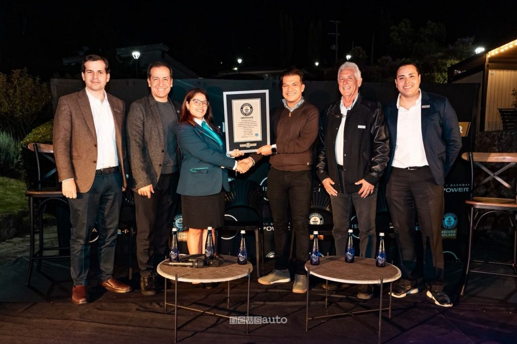 Nissan Qashqai e-POWER conquista un Guinness World Records percorrendo 1.980 km con un solo pieno di benzina