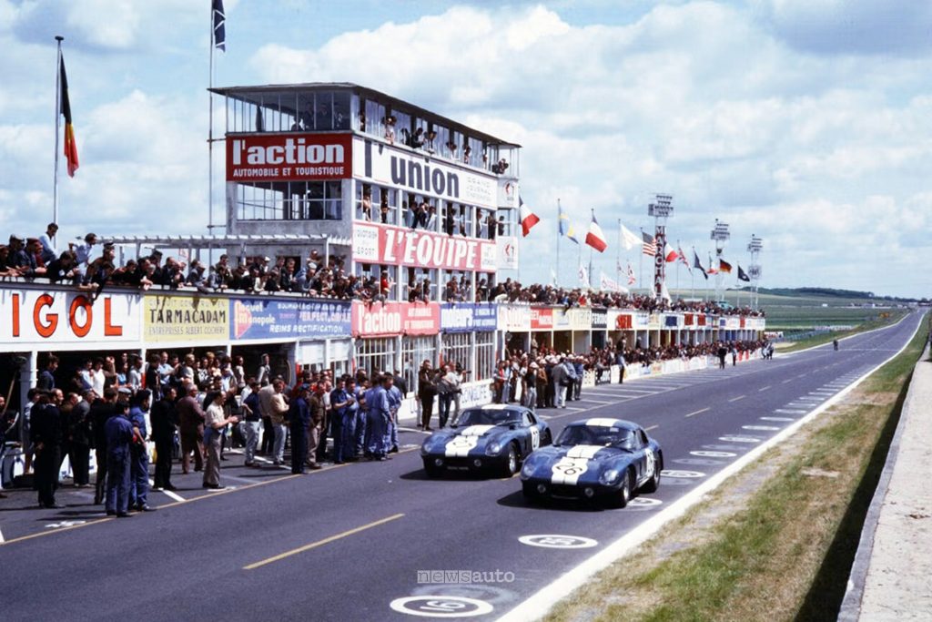 Le Shelby Cobra Daytona CSX2300 numero 27 e CSX2601 numero 27 alla 12 Ore di Reims del 1965