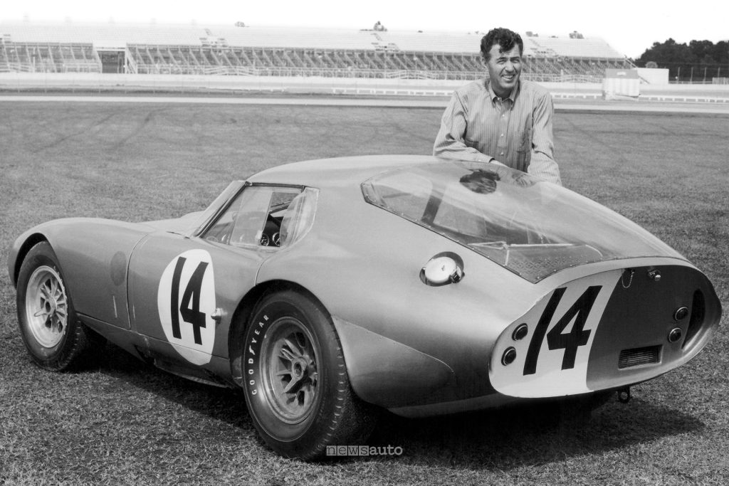 La Shelby Cobra Daytona Coupe prototype insieme a Carroll Shelby