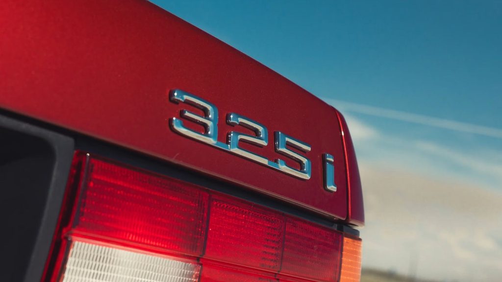 Dettaglio logo modello BMW 325i